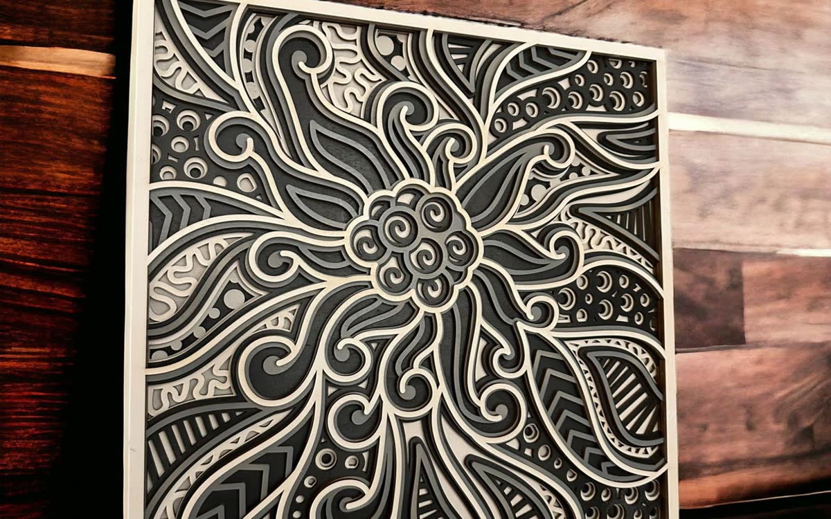 Wandbild aus Holz in mehreren Schichten, mit Mandala-Motiv