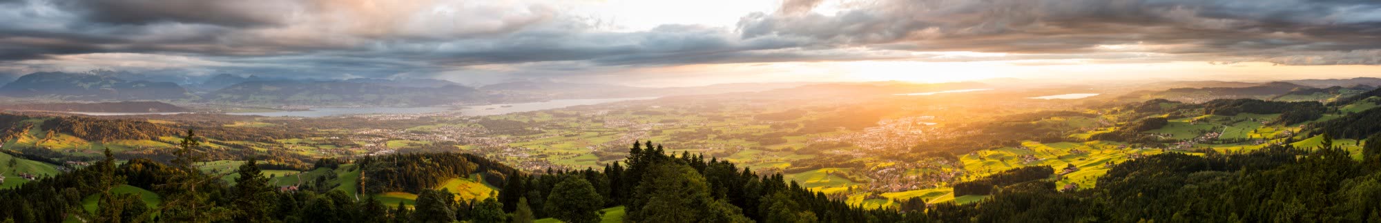 Panorama über das Zürcher Oberland im Abendlicht